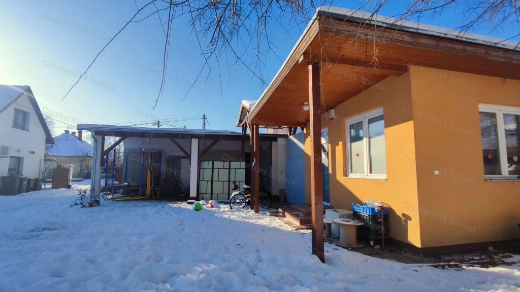 Eladó üzlethelyiség, garázzsal, lakóházzal Szandaszőlősön