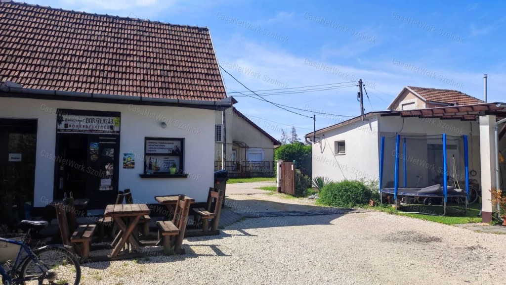 Eladó üzlethelyiség, garázzsal, lakóházzal Szandaszőlősön