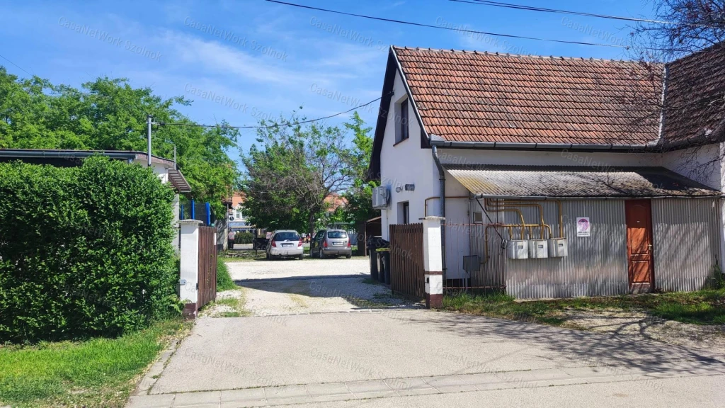 Eladó vendéglátóipari egység, lakóházzal, garázzsal, Szandaszőlősön