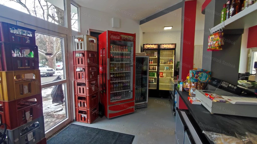 Eladó felújított üzlethelyiség Szolnokon, a Tallinn városrészben