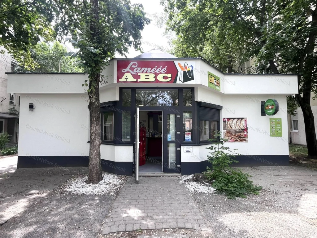 Eladó felújított üzlethelyiség Szolnokon, a Tallinn városrészben