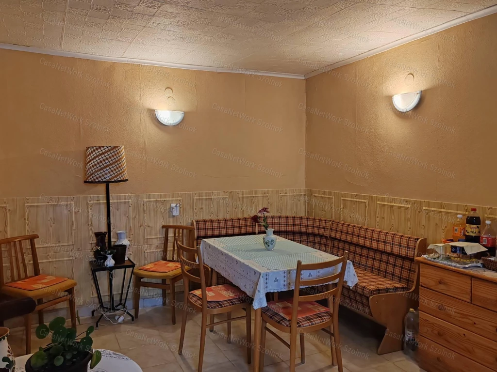 Szolnokon háromszobás családi ház eladó!