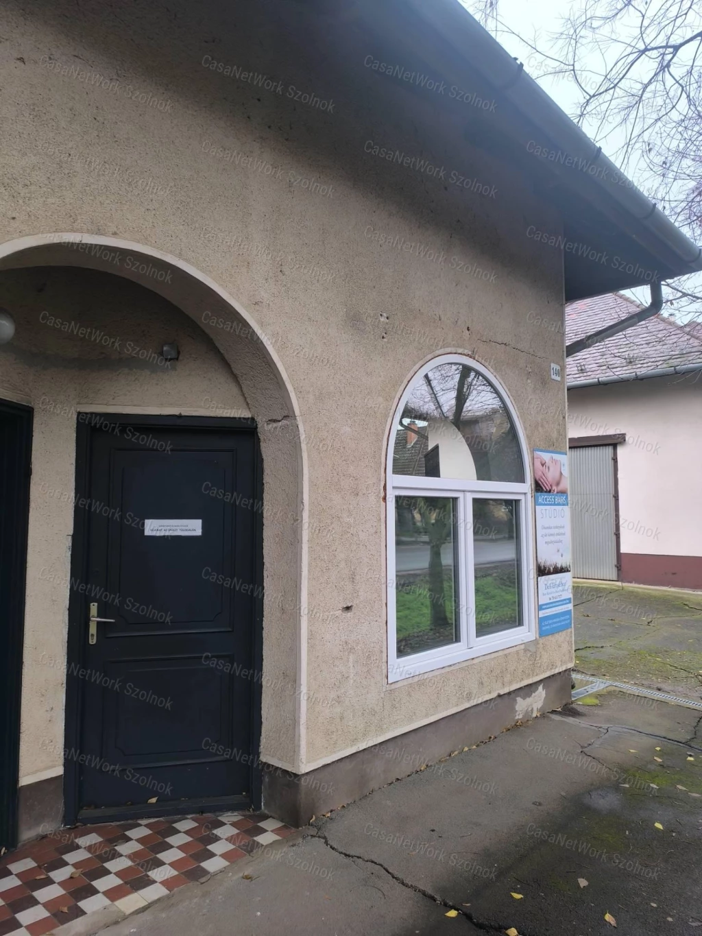 Martfű Szolnoki úton 35nm-es 2 szintes üzlethelyiség eladó bérlővel