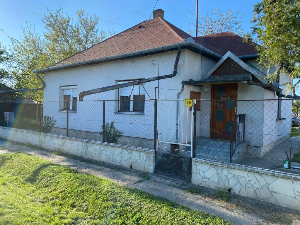 Tiszaföldváron felújított családi ház eladó