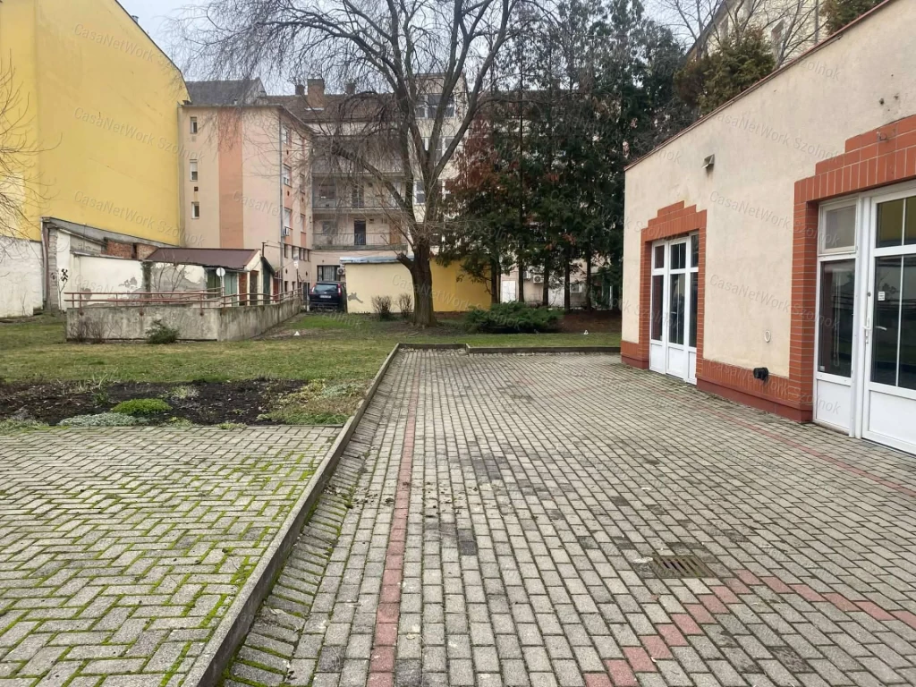 Szolnokon a Tófenék úton üzlethelyiség kiadó!