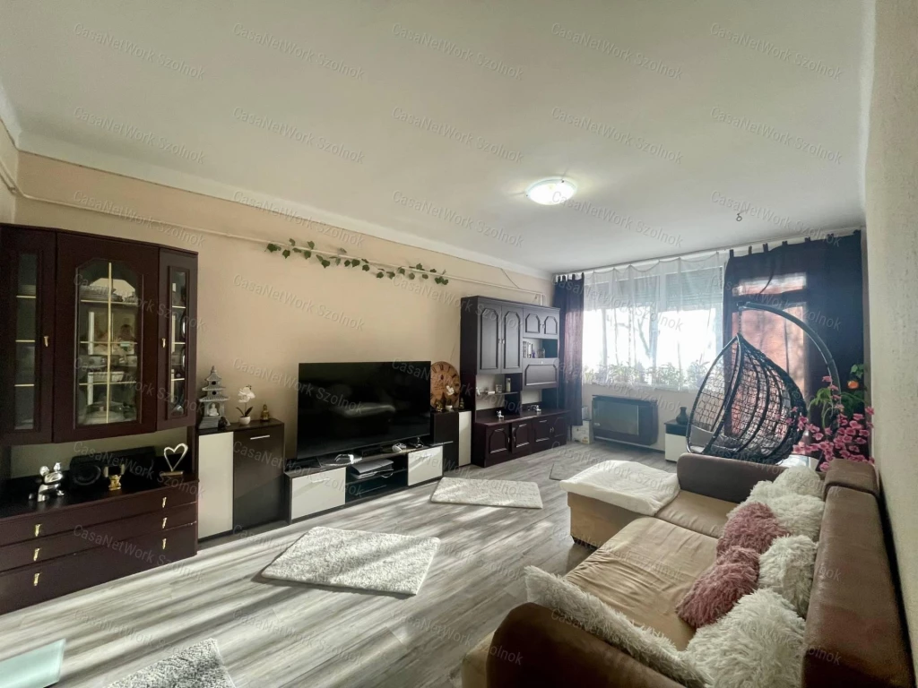 Eladó Szolnokon a Mátyás K úton egy 67 m2-es 3 szobás felújított lakás