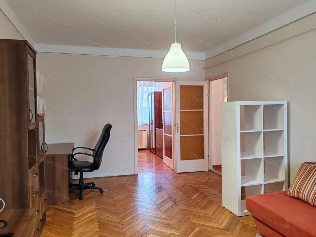 Szolnokon belvárosközeli kétszobás, földszinti lakás kiadó!