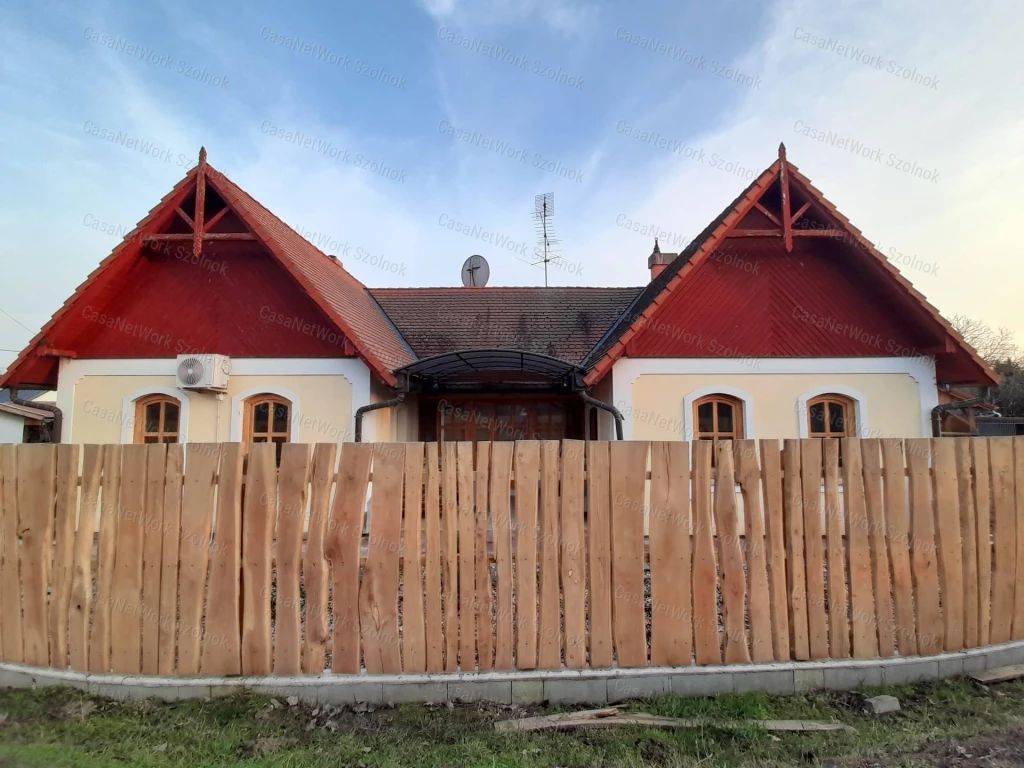 Vezsenyen Tisza -parti ház eladó!