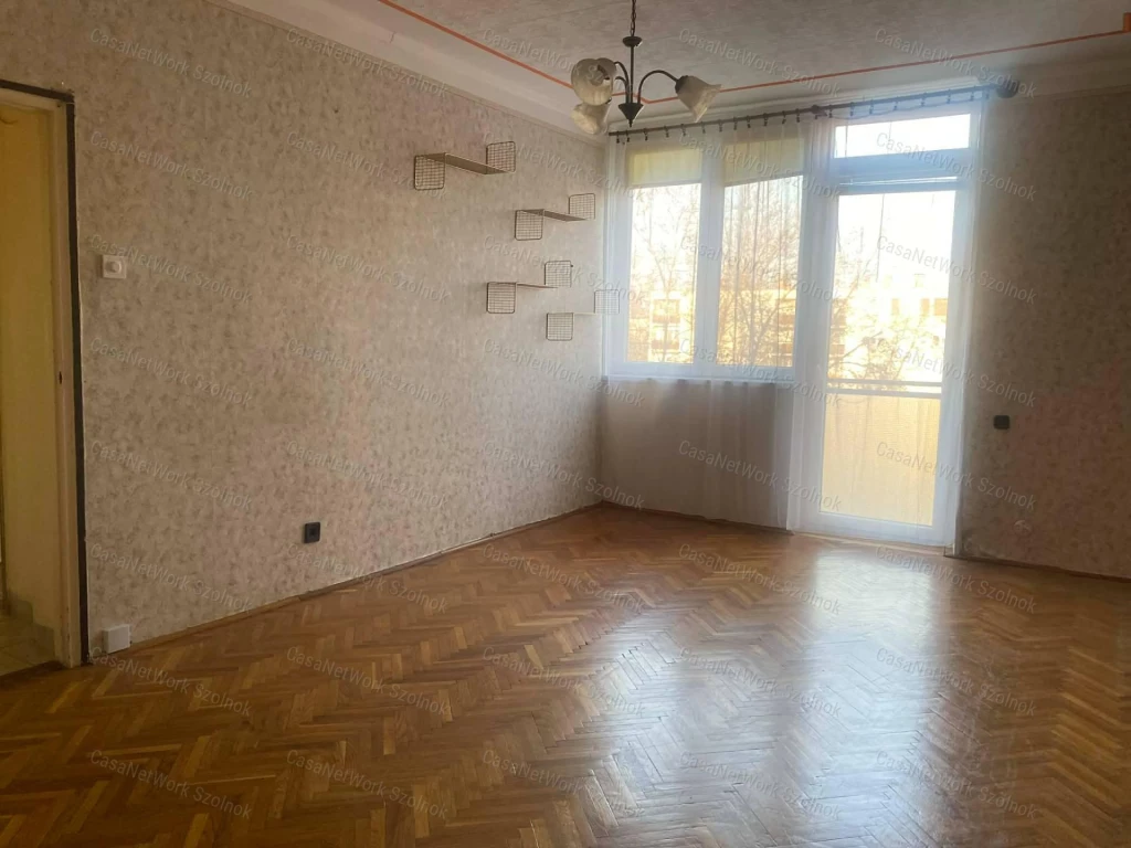 Szolnokon a Váromajor úton 1+1 szobás, 3. emeleti lakás eladó!