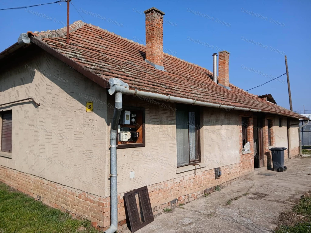 Eladó Tiszaföldváron egy 68 m2-es családi ház földterülettel.