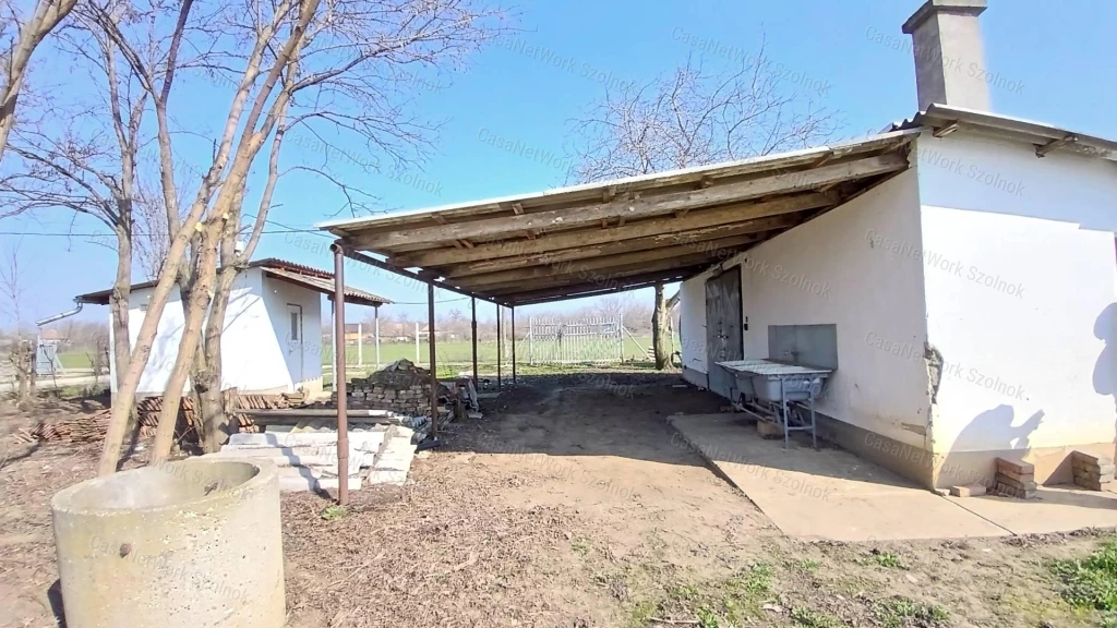 Eladó Tiszaföldváron egy  2278 m2-es építési telek.