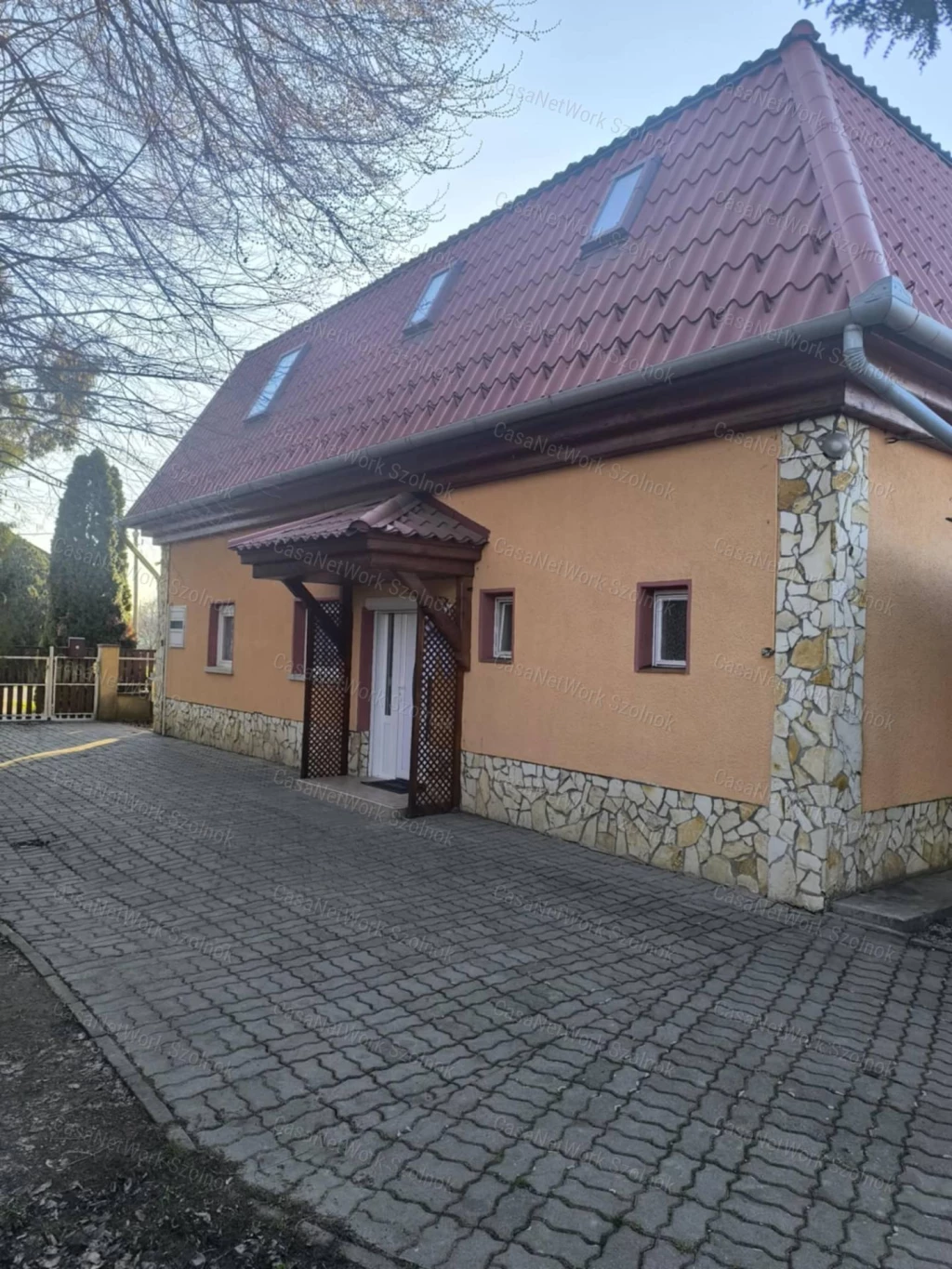 Tiszaföldváron 2 szintes családi ház rendezett udvarral eladó