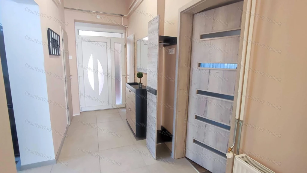 Eladó kertkapcsolatos, 3 szobás téglalakás Szolnokon!