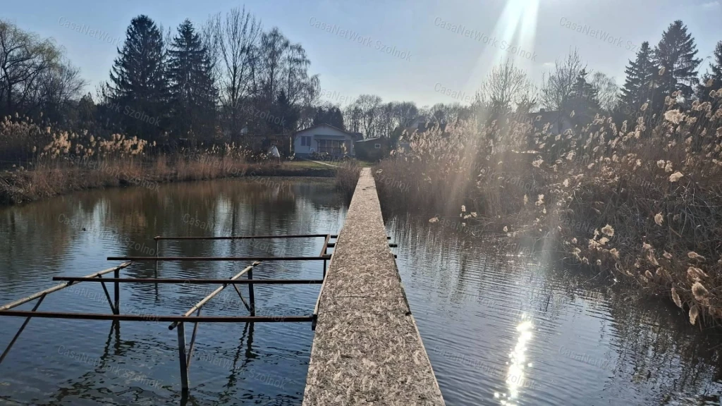 Eladó Szajolban közvetlen vízparti téliesített könnyűszerkezetes ház