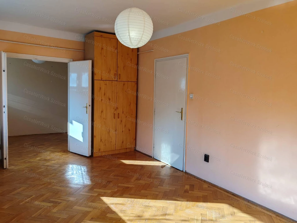 Szolnok belvárosában 36 nm-es, 1.emeleti lakás eladó!