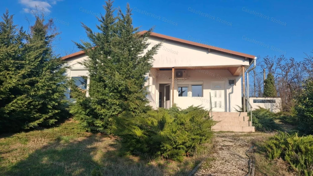 Szajol és Tiszapüspöki között öt éve épült 108 m2 es üdülő eladó