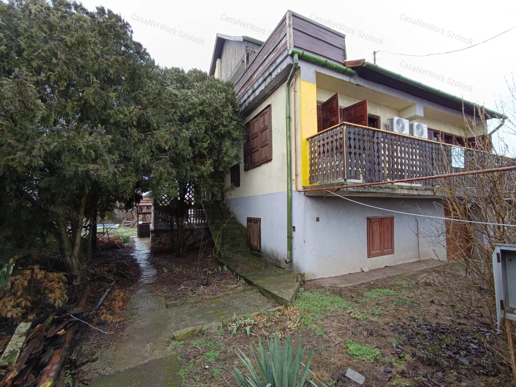 Eltolt szintes, hőszigetelt, Holt-Tisza parti családi ház eladó