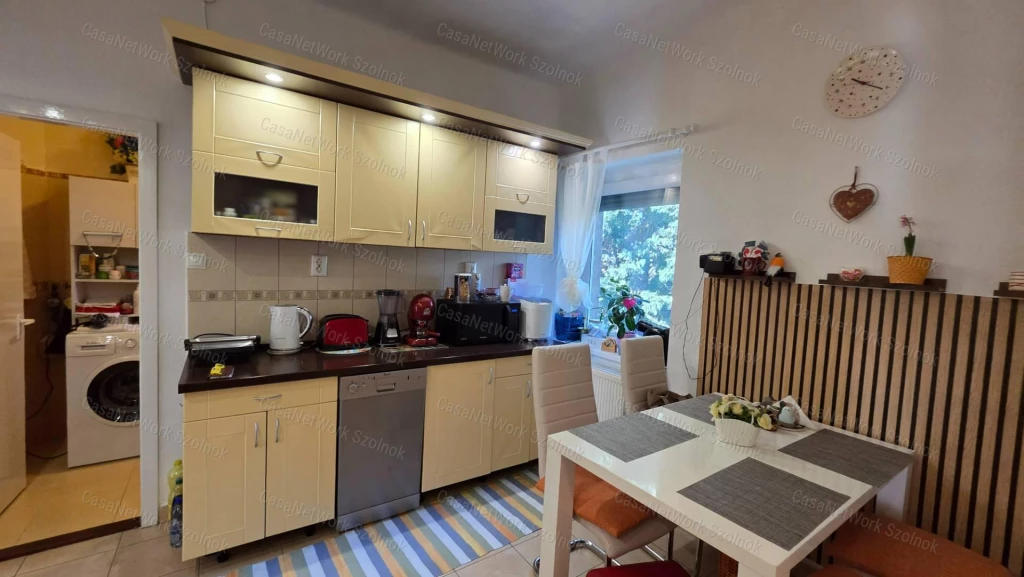 69m2-es, 3 szobás polgári téglalakás remek udvari lehetőségekkel