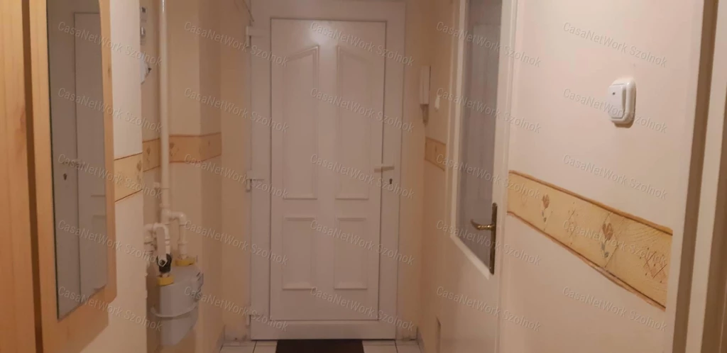 Eladó Szolnok belvárosi garzonlakás!