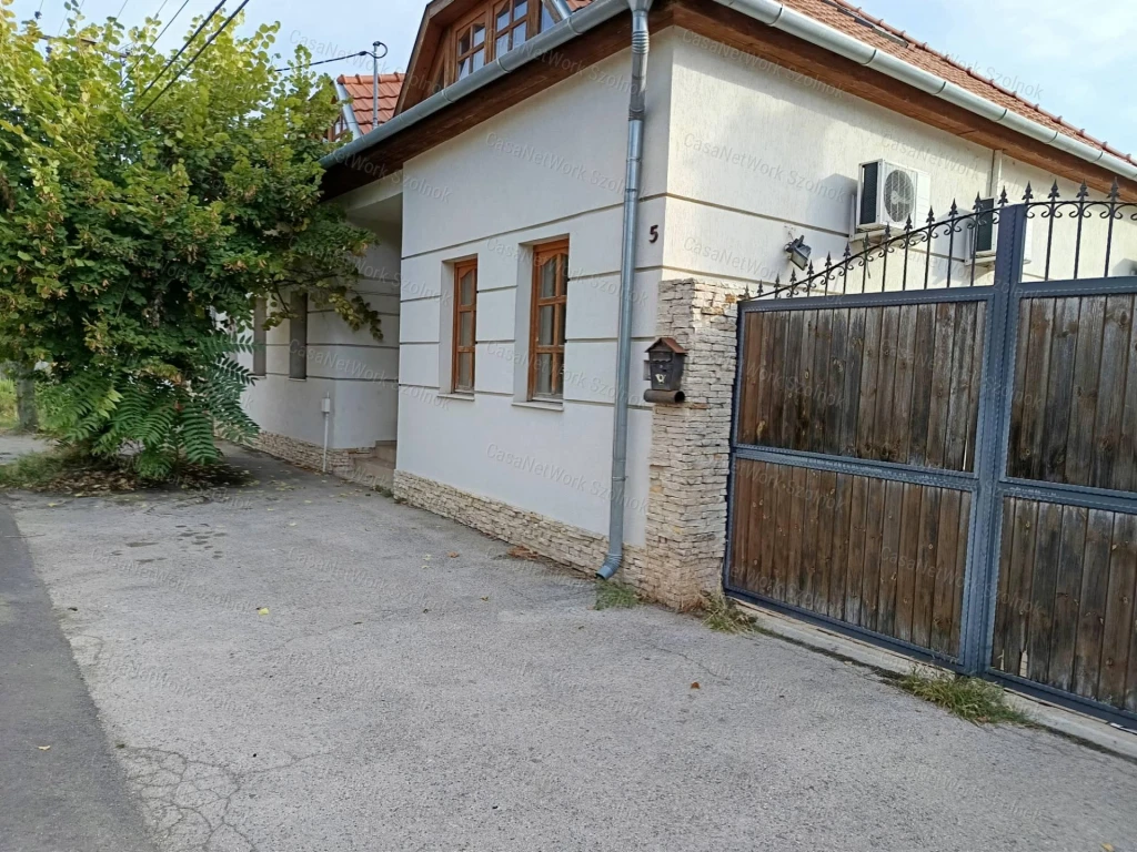 Cegléd belvárosában, luxus színvonalú ingatlan eladó