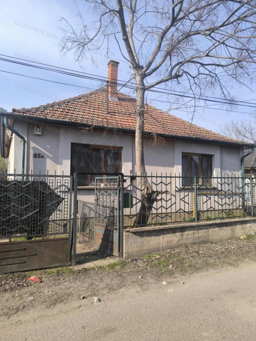 Szolnok Korház mögötti részen Eladó családi ház