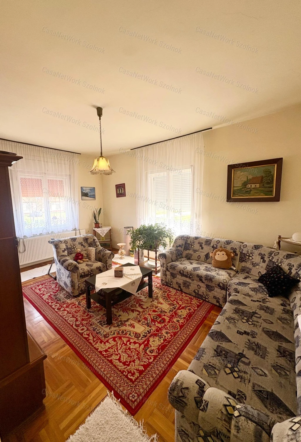 Újszász központjában eladó családi ház!