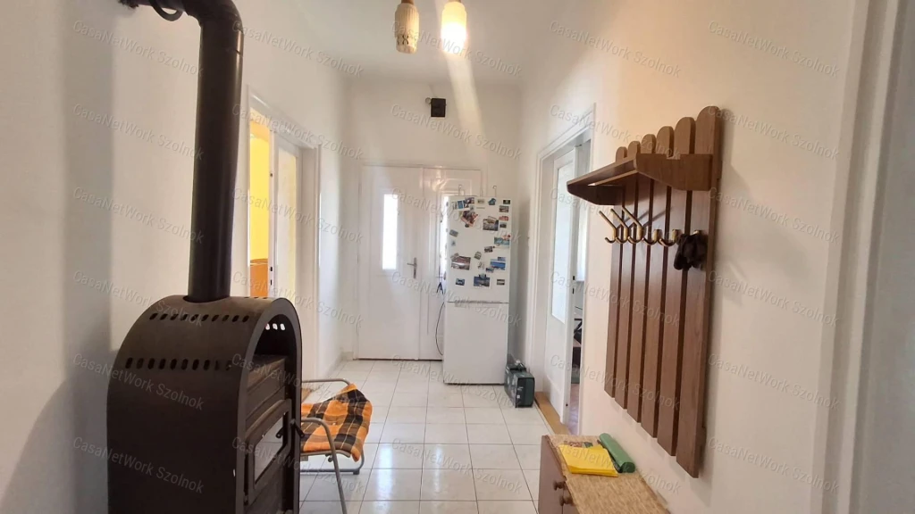 Újszászon eladó 100m2 es 3 szobás kádár kocka típusú ház