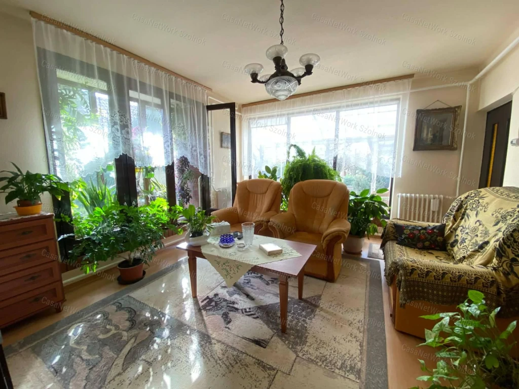 Szolnokon 5+1 szobás családi ház eladó!