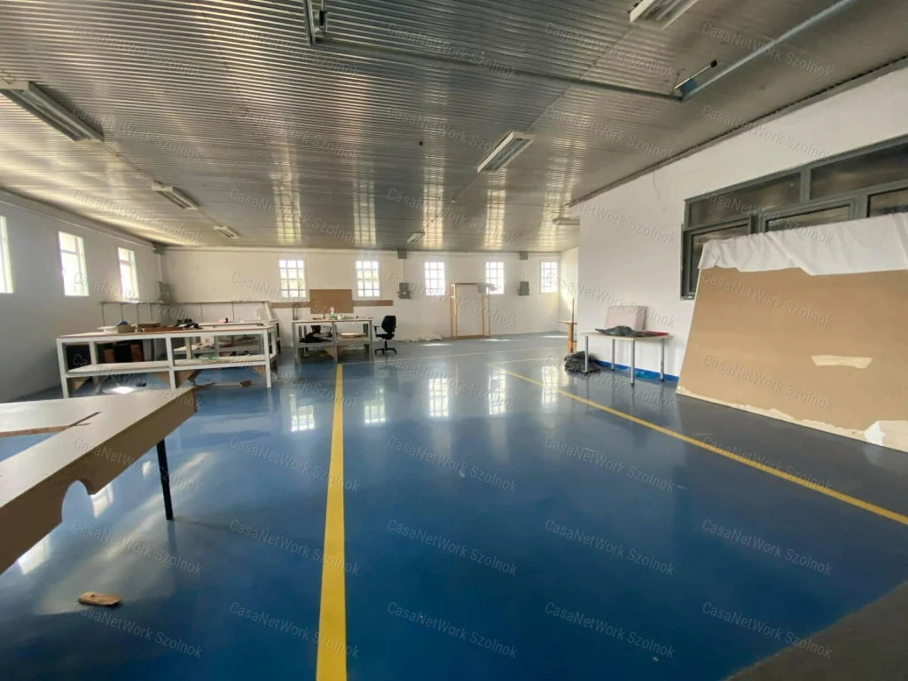 Szolnokon a Nagysándor József úton több helyiségből álló műhely kiadó!