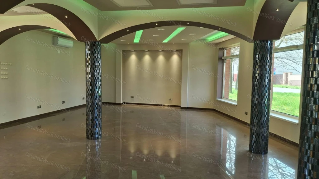Szolnokon belvároshoz közeli utcában 150 m2 es üzlethelyiség kiadó