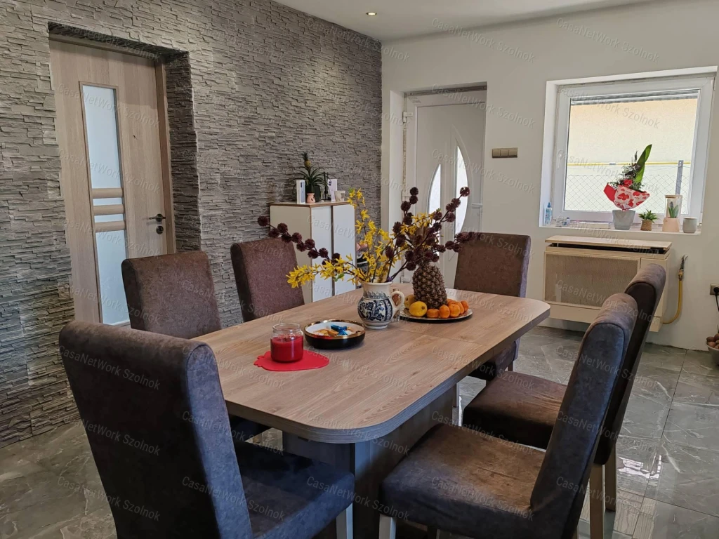 Kengyelen kétszobás családi ház eladó!