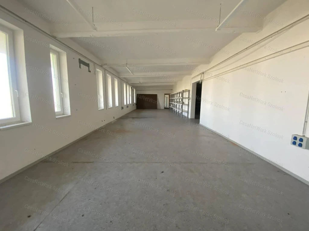 Szolnokon a Nagysándor József úton több helyiségből álló műhely kiadó!