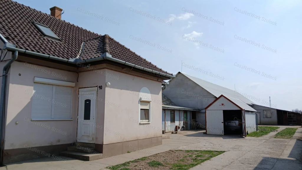 Eladó Kétpón egy 4 szobás 116m2-es tetőteres családi ház + csarnok