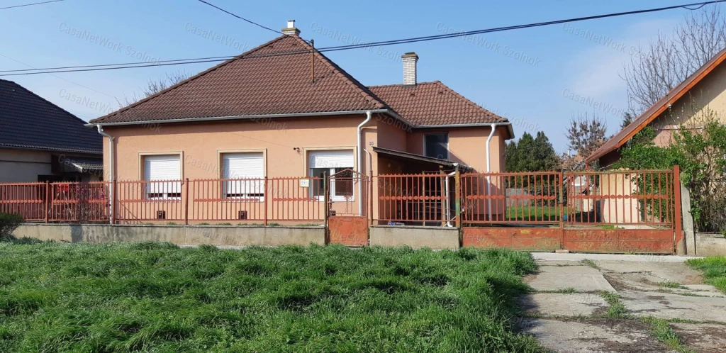 Martfűn az Ófaluban eladó kertes családi ház!