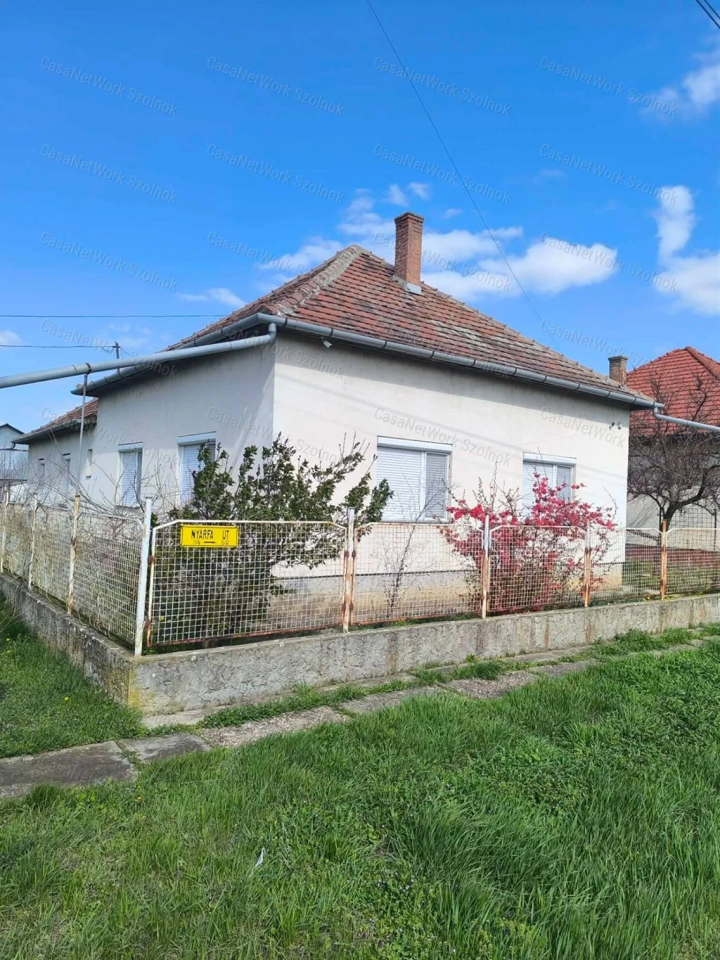 Eladó Tiszaföldvár kedvelt részén egy nagy családi ház kis portával