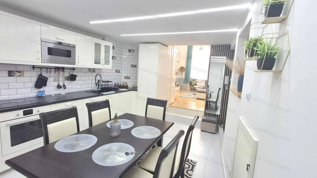 Szolnok belvárosában két szobás luxus lakás igényes bérlőnek kiadó