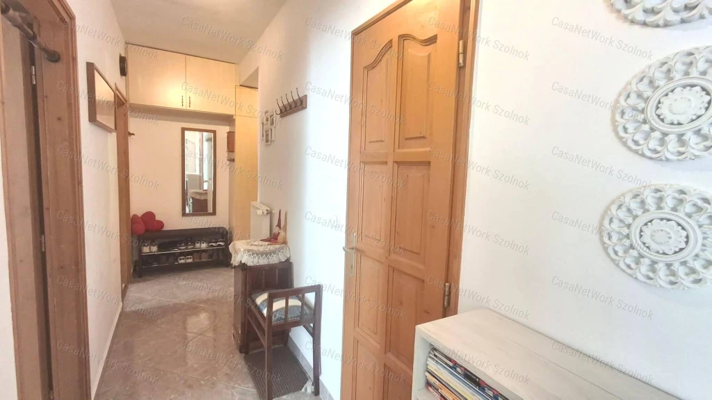 Eladó Szolnok Sebestény Gyula úton magasföldszinti három szobás lakás