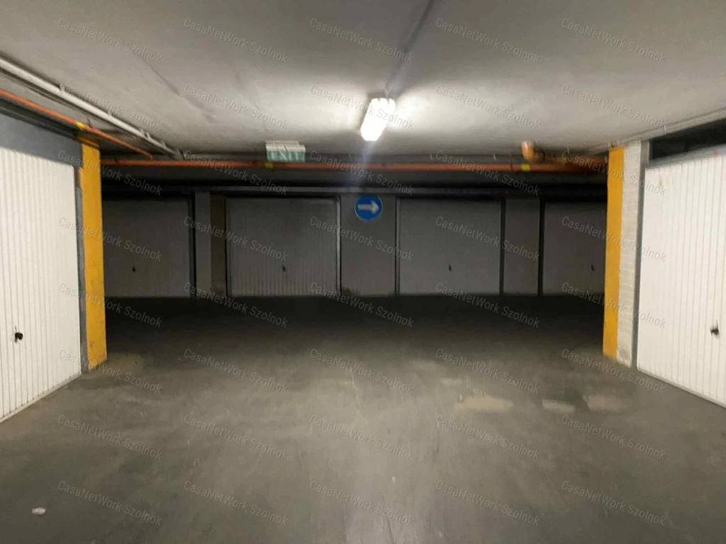 Szolnokon a Tófenék úton garázs kiadó!