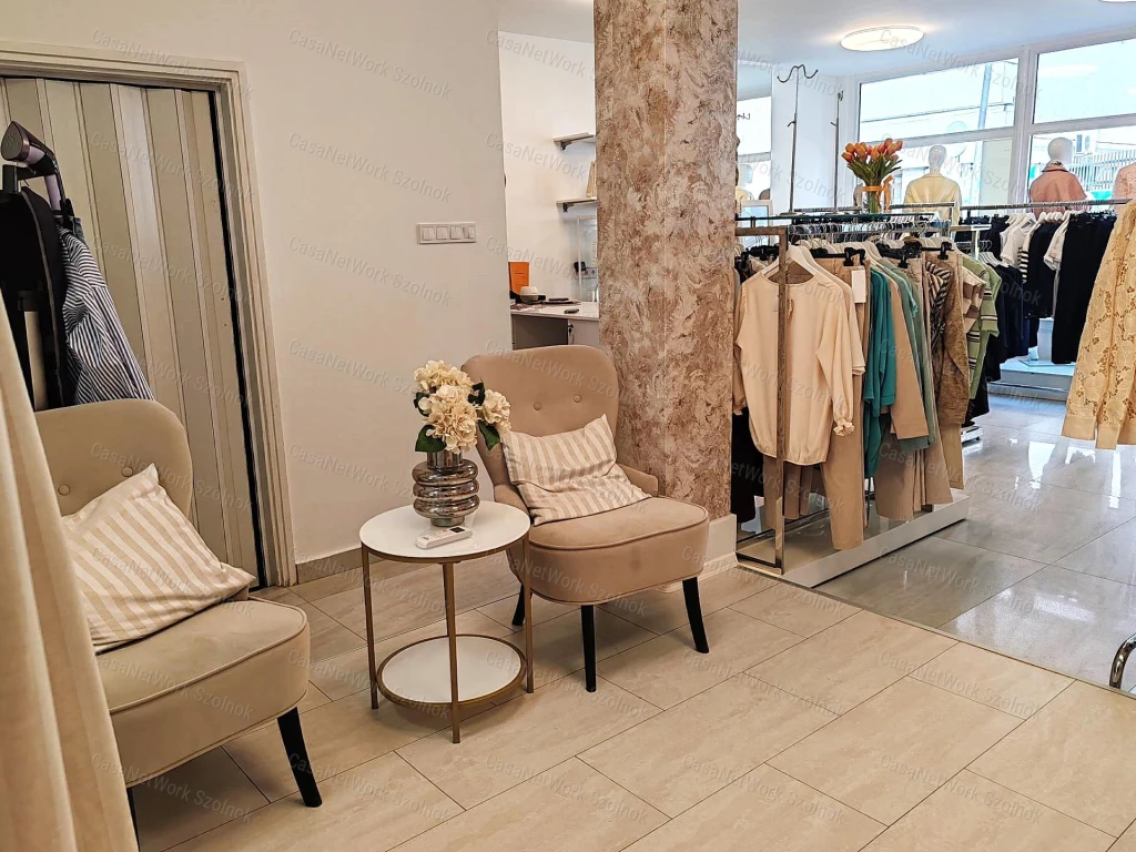 Szolnok belvárosában felújított üzlethelyiség eladó!