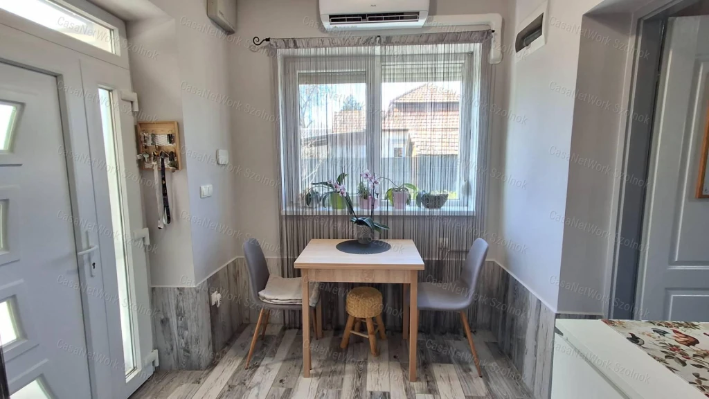 Szolnokon a pletykafaluban eladó kétgenerációs felújított családi ház