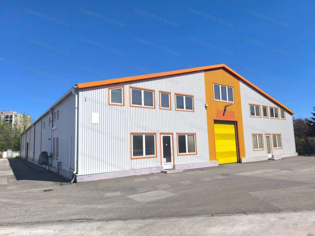 Szolnok belterületén 1501 m2-es csarnok raktár kiadó!