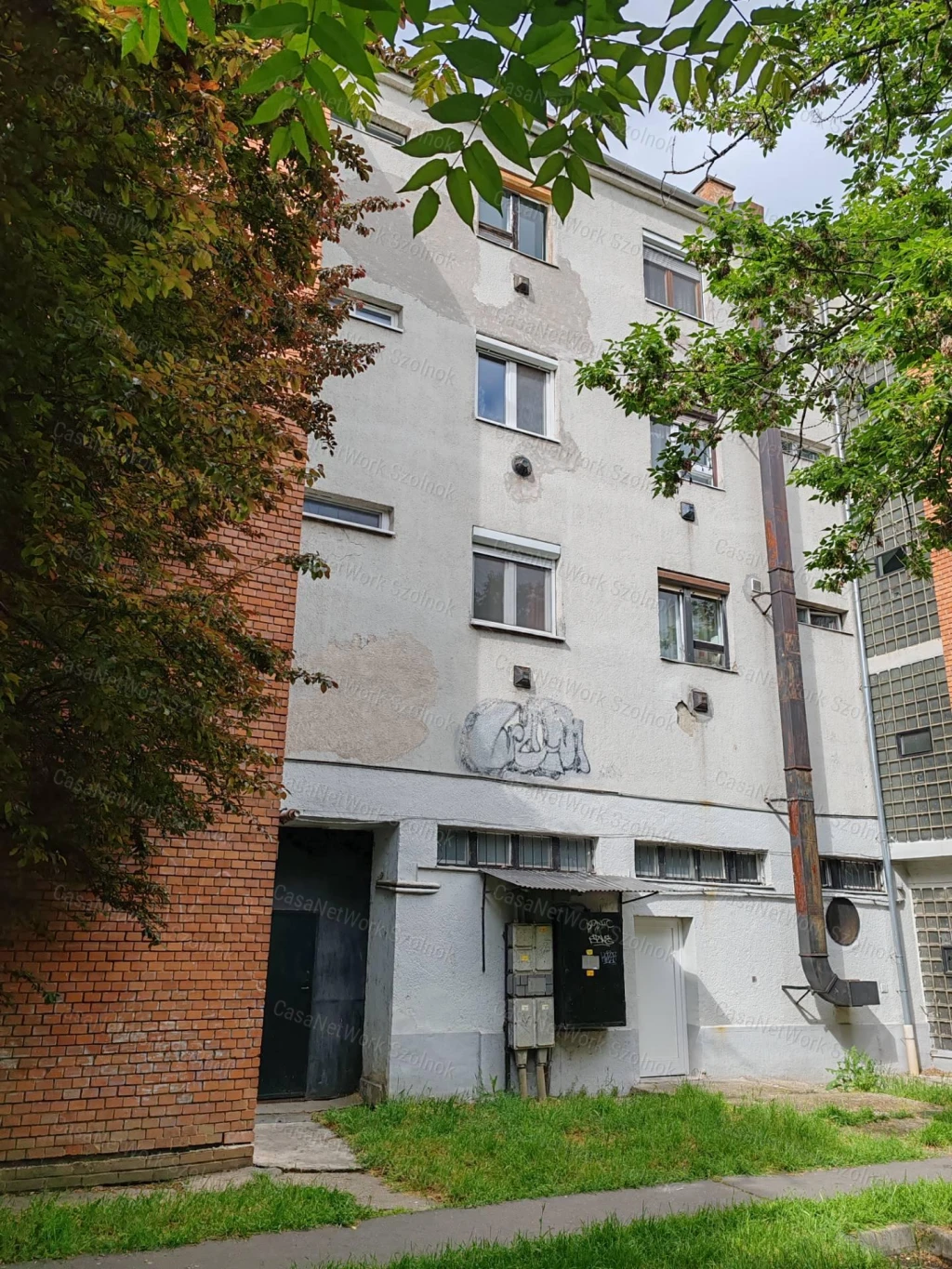 Eladó 1.emeleti felújított lakás Szolnok abszolút belvárosában!