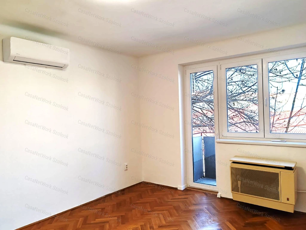 Eladó 1.emeleti felújított lakás Szolnok abszolút belvárosában!