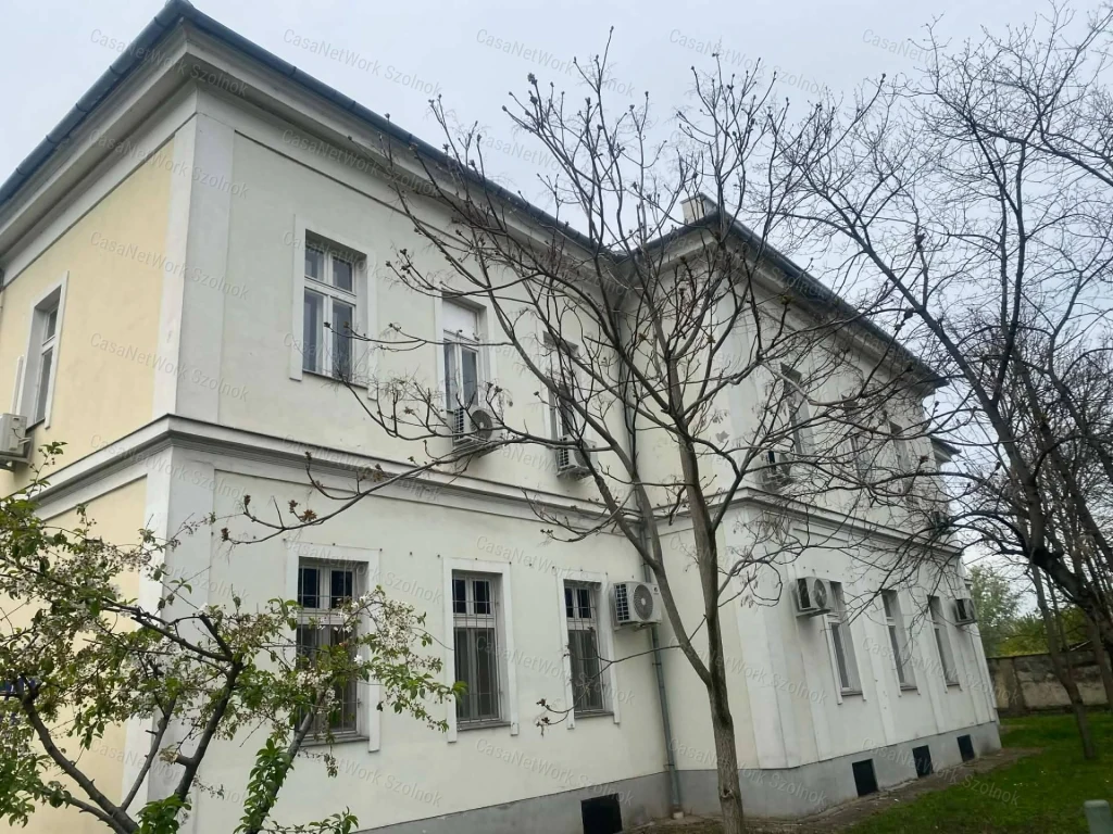 Szolnokon a József A. úton 36 m2-es, 2. emeleti irodahelyiség kiadó