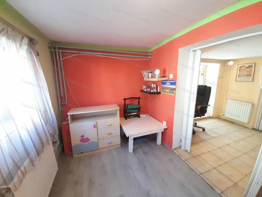Szolnokon kis családi ház eladó!