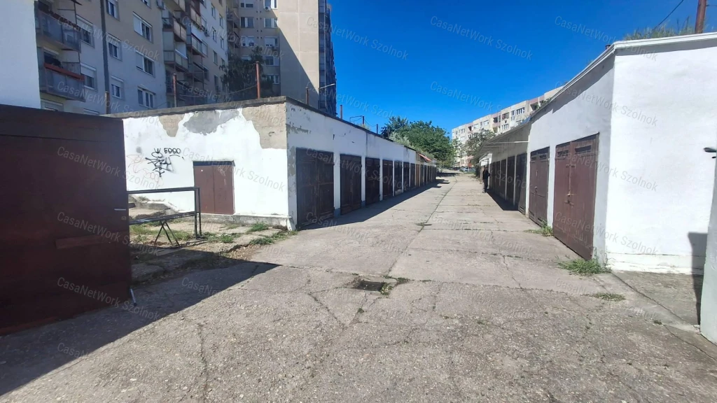 Szolnokon a Széchényi lakótelepen 20 m2-es garázs tulajdonjoga eladó