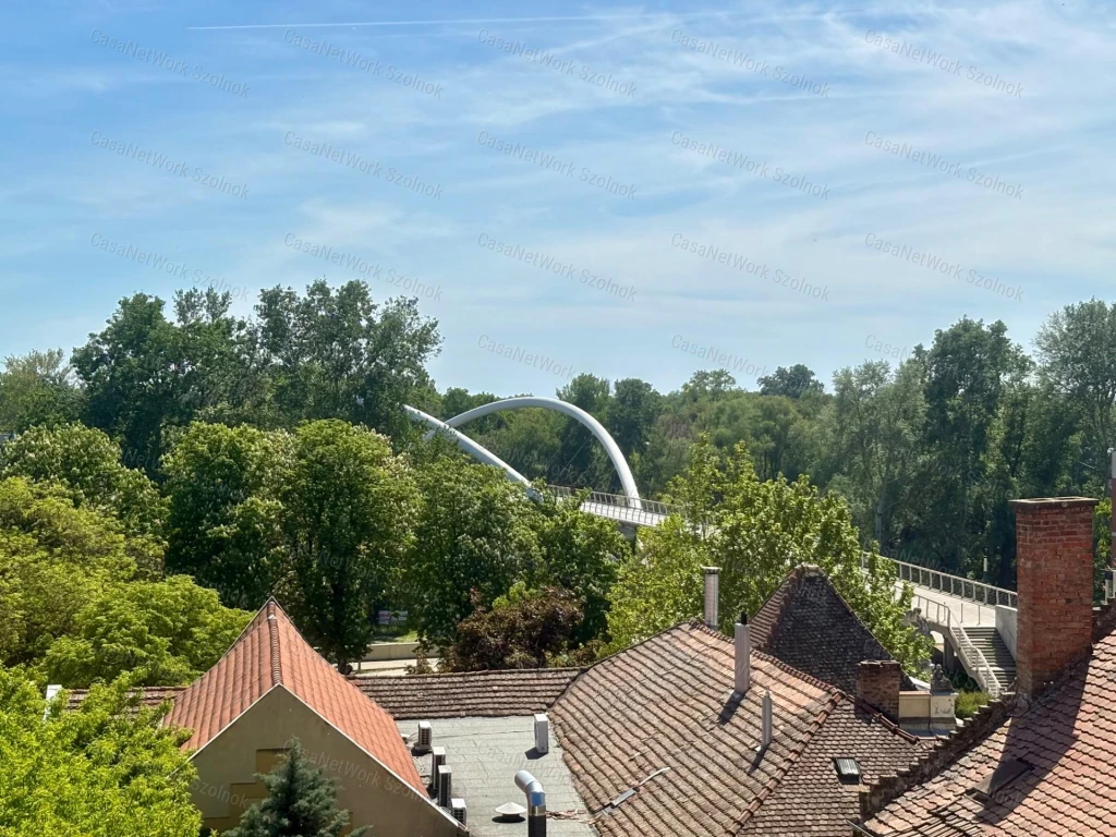 Szolnokon, a Barta Palotában eladó belső kétszintes lakás!