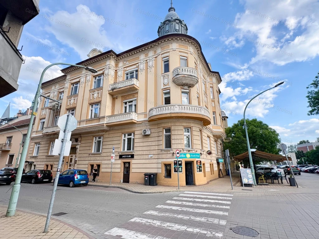 Szolnokon, a Barta Palotában eladó belső kétszintes lakás!