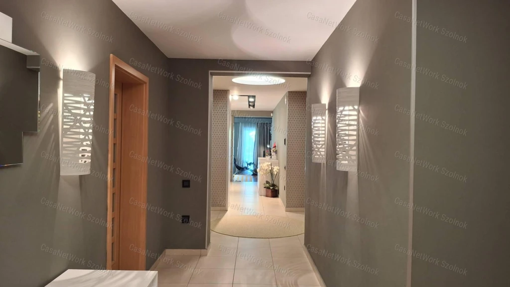 Szolnok kertvárosában luxus kategóriás családi ház eladó