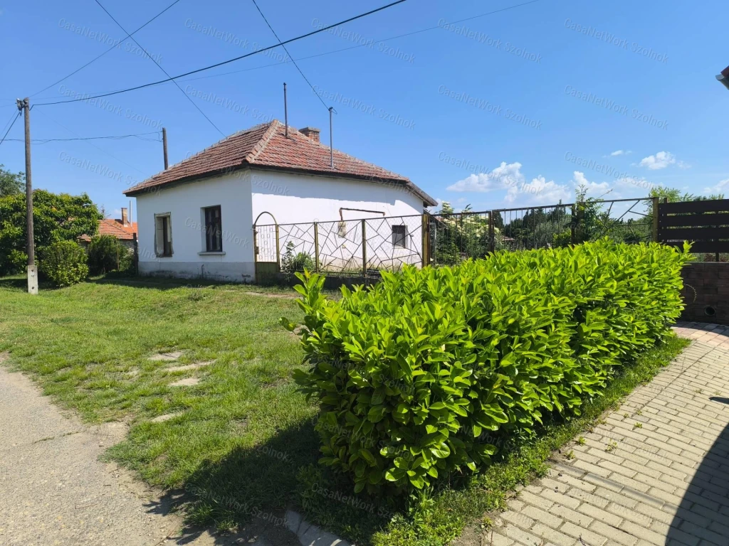 Rákóczifalvai 45 m2-es családi ház eladó!